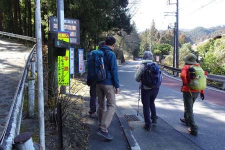 赤ぼっこから吉野梅郷・天狗岩自然歩道入り口を左に