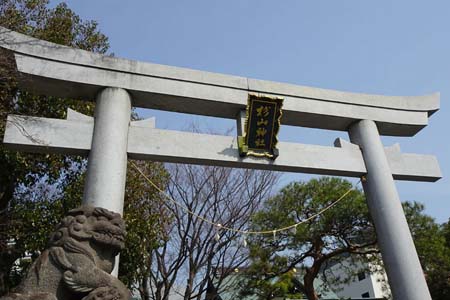 横浜市都筑区・大棚中川杉山神社の石鳥居に神額