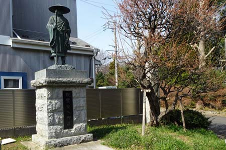 横浜市都筑区・寿福寺の参道入り口に親鸞聖人像