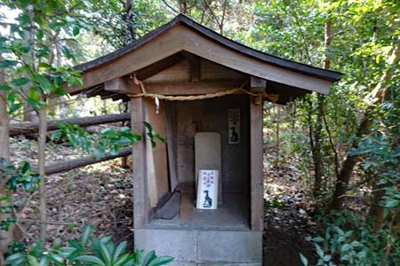 横浜市都筑区・勝田杉山神社の小さな祠に大口真神のお札
