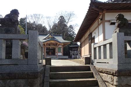 横浜市都筑区・勝田杉山神社の玉垣に拝殿