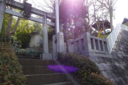 横浜市都筑区・勝田杉山神社の石段上に鳥居