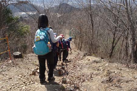 八重山から五感の森・明るい斜面を下っていきます