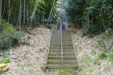 横浜市港北区・新吉田杉山神社の急な石段