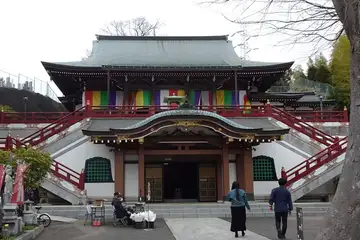 横浜市港北区・光明寺の参道正面に本堂