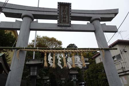 横浜市港北区・新羽杉山神社の石鳥居に神額