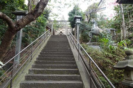 横浜市港北区・新羽杉山神社の神馬が祀られた石段