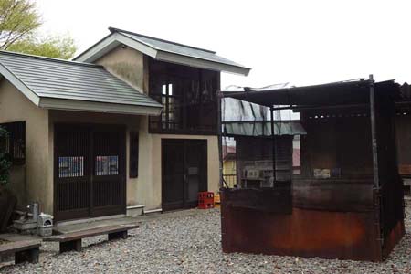 横浜市港北区・新羽杉山神社のどんど焼き跡