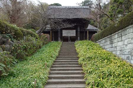横浜市港北区・西方寺の石段上に山門