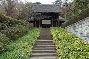 横浜市港北区・西方寺の石段上に山門