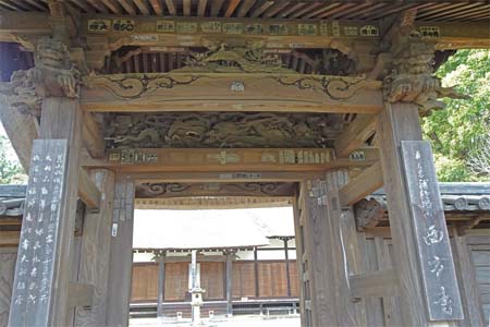横浜市港北区・西方寺に茅葺の山門