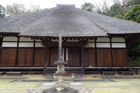 横浜市港北区・西方寺に茅葺の本堂