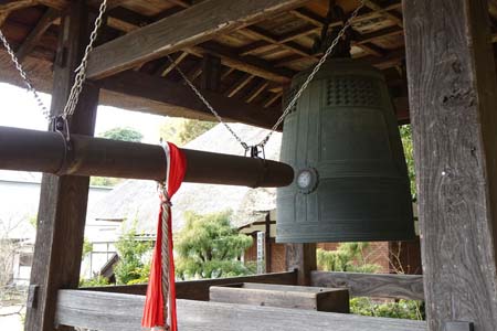 横浜市港北区・西方寺の茅葺鐘撞き堂