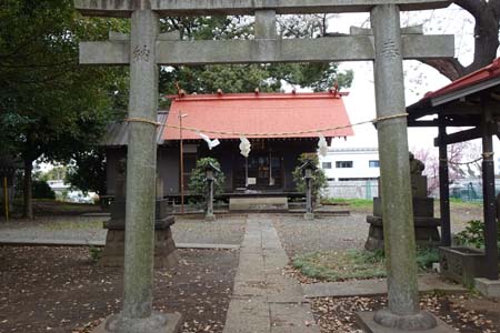 横浜市都築区・大熊杉山神社の石鳥居先に拝殿