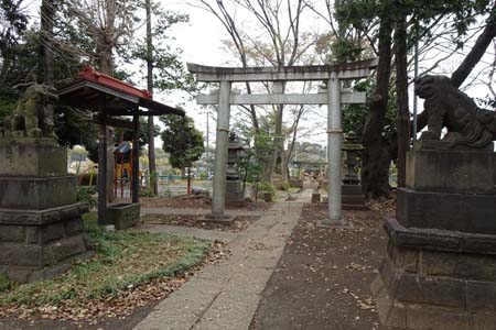 横浜市都築区・大熊杉山神社の振り返る参道
