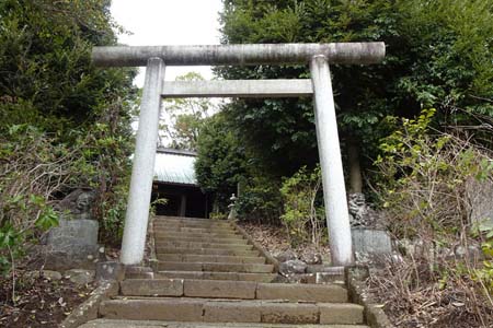 小田原市・大久保神社の参道に鳥居