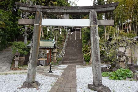 小田原市・居神神社の石鳥居先に石段