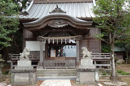 小田原市・居神神社の石段上に拝殿
