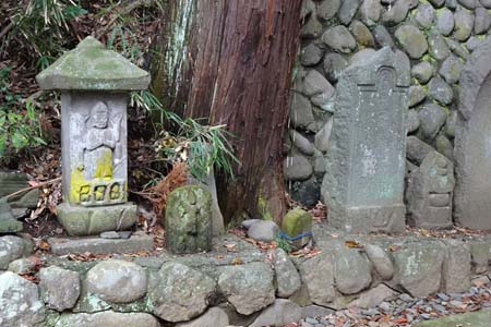 小田原市・居神神社の拝殿の輪に庚申塚