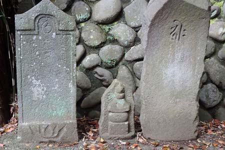 小田原市・居神神社の板碑と五輪塔