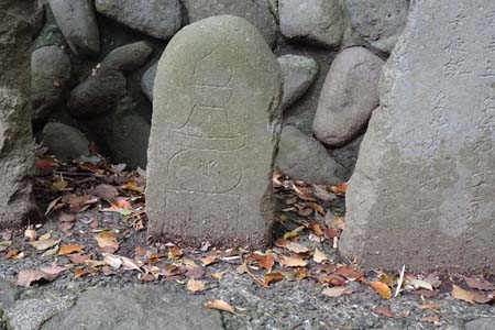 小田原市・居神神社の線彫り五輪塔