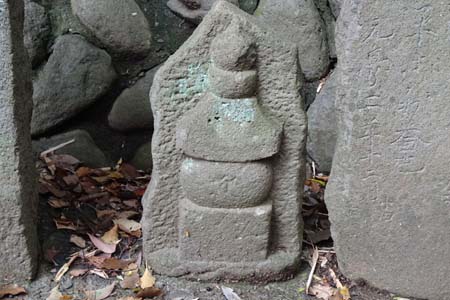 小田原市・居神神社の浮彫五輪塔