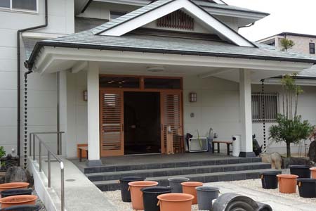 小田原市・大九寺の庫裏前に蓮の水鉢