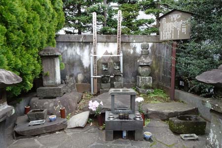 小田原市・北条氏政と氏照墓所の五輪塔