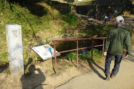 太田市・新田金山城址の月の池