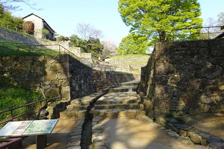 太田市・新田金山城址の大手虎口石垣