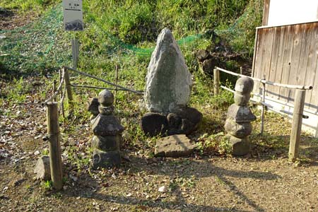 太田市・新田金山城址の道端に五輪塔と石碑