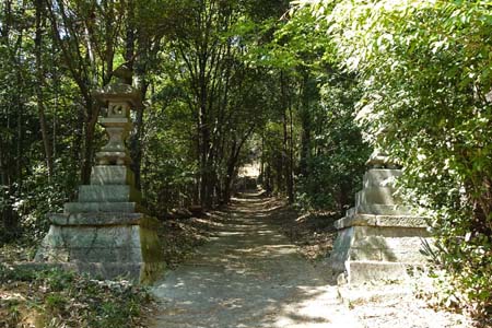 小川町・四津山神社の参道に石灯篭