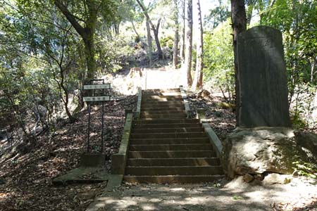 小川町・四津山神社の石段脇に石碑