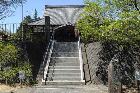 嵐山町・金泉寺の石段上に本堂