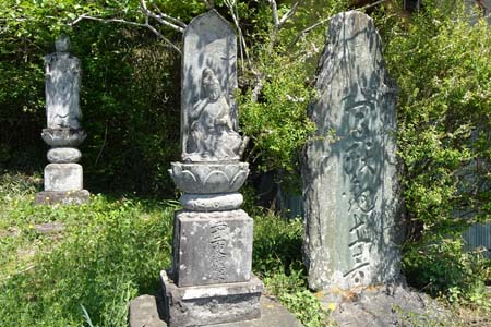 嵐山町・越畑八宮神社に二十二夜待ち供養塔