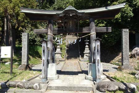 嵐山町・越畑八宮神社の参道に鳥居