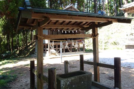 嵐山町・越畑八宮神社の御手水場