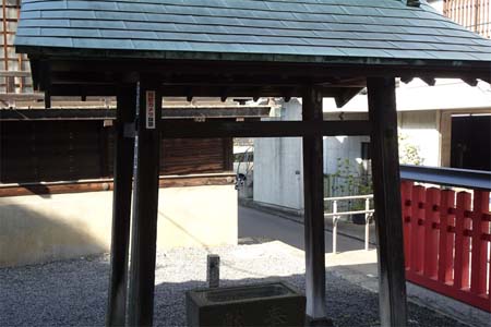 川越市・六塚稲荷神社の御手水場