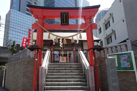 東京都港区・日比谷神社の赤い鳥居の先に拝殿