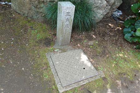東京都港区・愛宕神社の三角点マンホール
