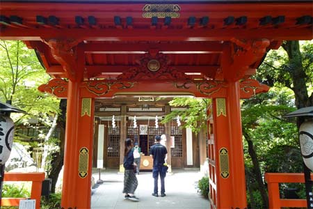 東京都港区・愛宕神社の朱塗りの神門と拝殿