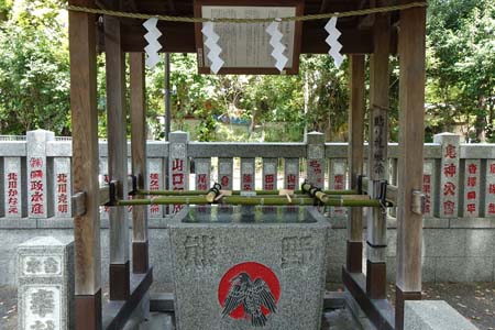 東京都港区・熊野神社の手水社に八咫烏