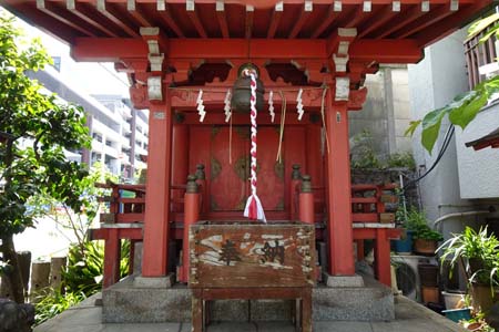 東京都港区・亀塚稲荷神社の小さな社