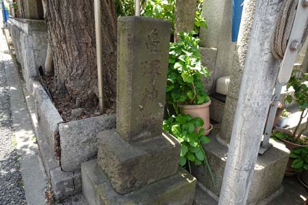 東京都港区・亀塚稲荷神社に亀塚神社の石柱