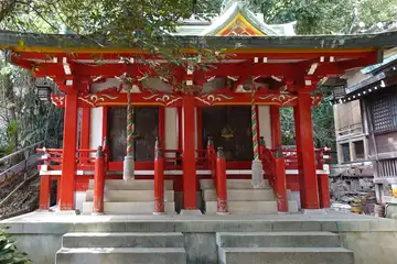 東京都港区・御田八幡神社の真っ赤な摂社