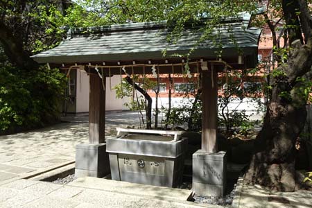 東京都港区・御田八幡神社の御手水場