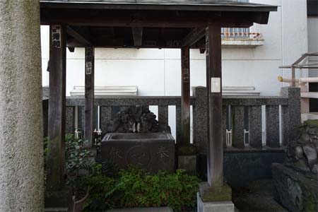 東京都港区・車町稲荷神社の御手水場