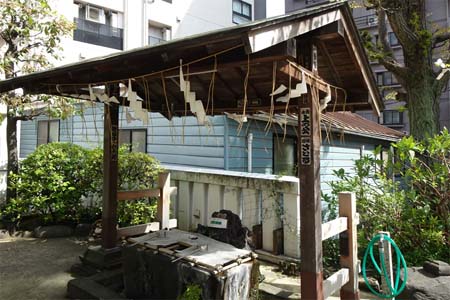 東京都港区・高輪神社の御手水場