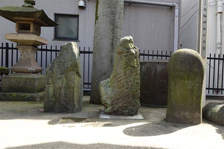 東京都港区・高輪神社の石碑と力石