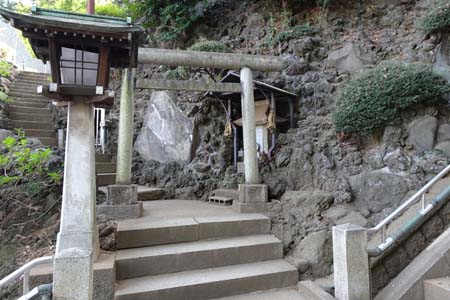 東京都品川区・品川神社の石段の脇から登拝路